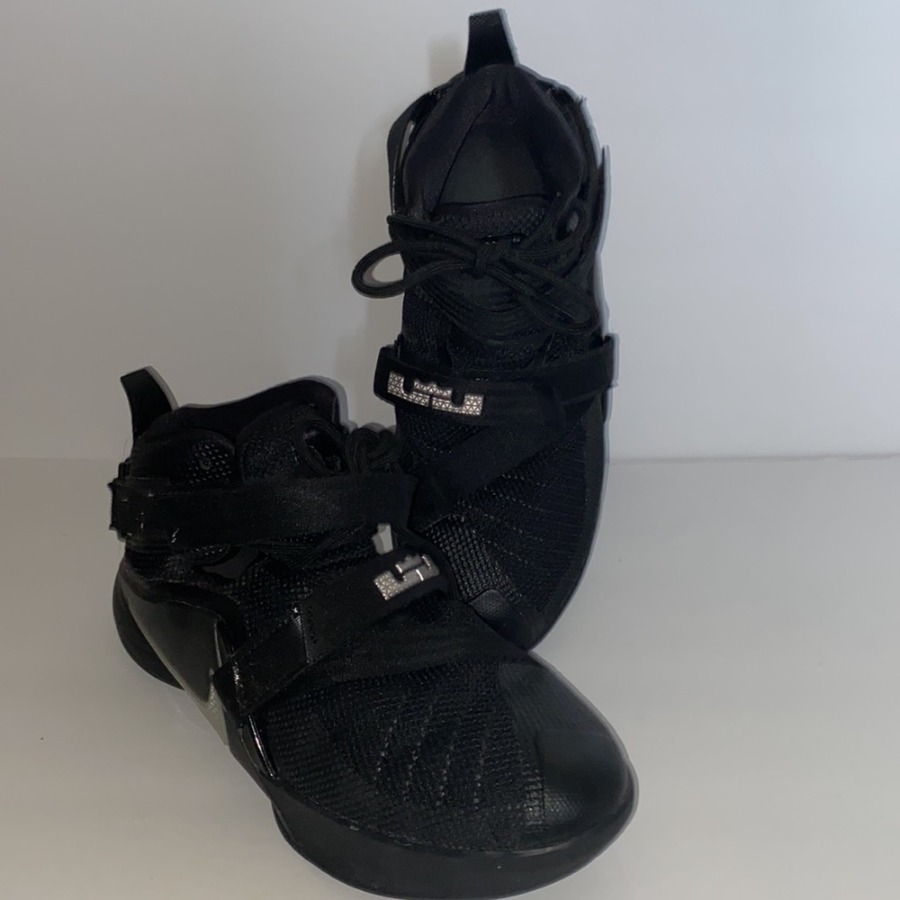 NIKE shoes/Nike LeBron James zoom soldier color black size 5.5Y great condition.